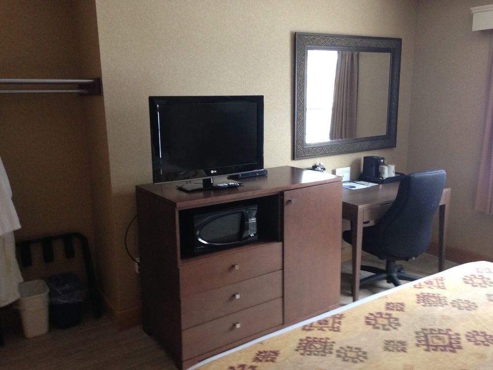 Quality Inn & Suites Cornwall Exterior foto
