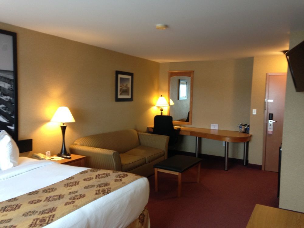 Quality Inn & Suites Cornwall Exterior foto